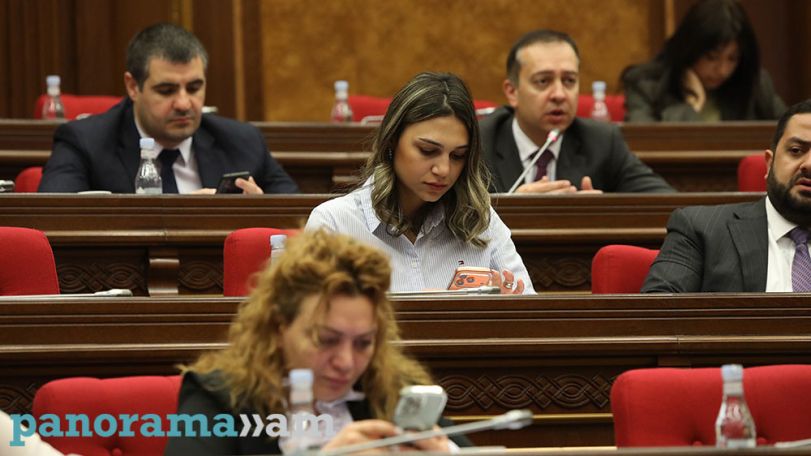 По 2,9 млн драмов премии каждому депутату в Армении – на фоне заявления Пашиняна о пенсиях