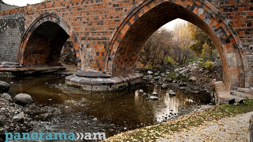 Двое граждан оказались заблокированы под Красным мостом в Ереване