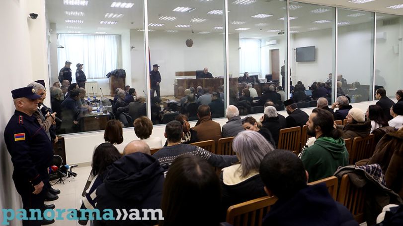 Էդ պրեմիա ստացողները մեջն էին, չէ՞. Ներկաներից մեկը՝ միասնական աղոթքից հետո