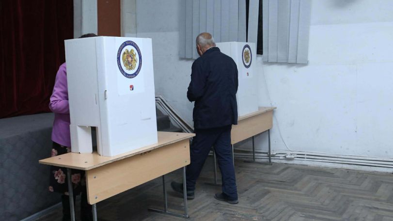 Ինչի՞ հավաքվեցիք ըտեղ, տիկին ջան, արի էս կողմ. Բաց քվեարկություն, սխալներ ընտրացուցակներում