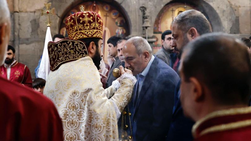 Political analyst slams Pashinyan for attending defrocked priest-led liturgy