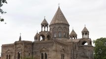 Իսկ իրական ժողովուրդը այսօր պատարագի էր գնացել տարբեր եկեղեցիներ. Անժելա Էլիբեգովա