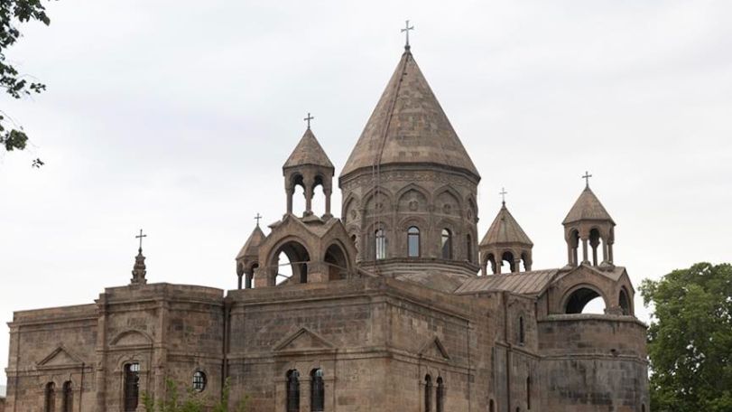 Իսկ իրական ժողովուրդը այսօր պատարագի էր գնացել տարբեր եկեղեցիներ. Անժելա Էլիբեգովա