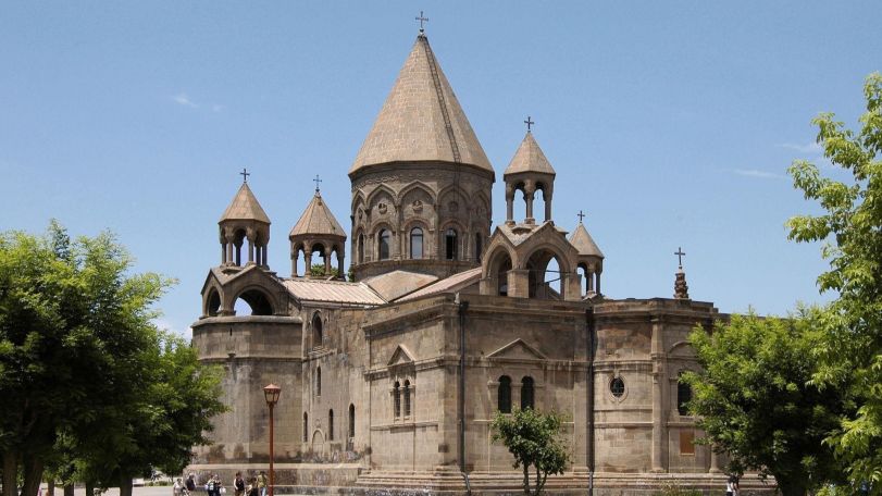 Հայաստանում դե-յուրե գոյություն ունի շուրջ 43 կրոնական կազմակերպություն՝ չհաշված Հայաստանյայց Առաքելական Սուրբ եկեղեցին