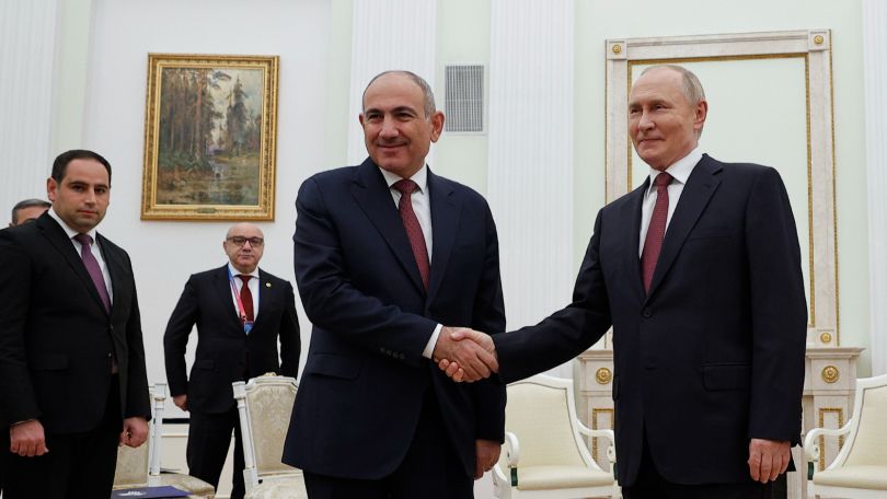 Пашинян поблагодарил Путина за взвешенную позицию и дружественный тон
