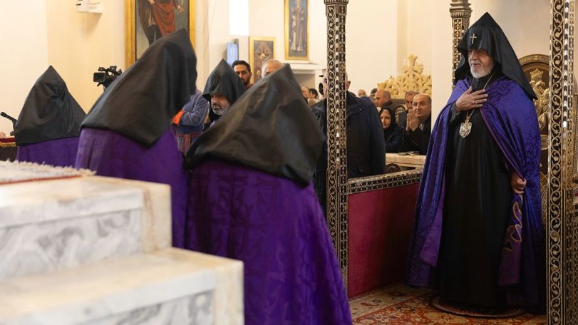 Չմոլորվե՛ք, իմ սիրելի ազգակիցներ, չխոտորվե՛ք՝ ականջ դնելով նենգադավ ու դավաճան մի խումբ բարձրաստիճան հոգևորականներին. Ասողիկ աբեղա
