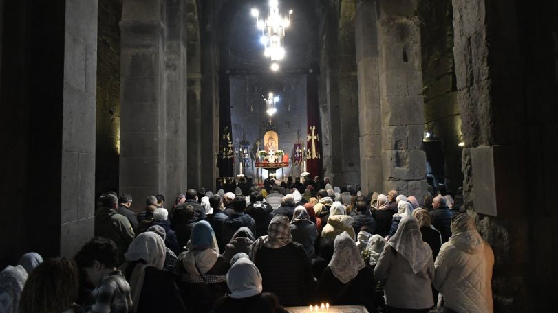 Հաստատուն, հավատարիմ ու միախորհուրդ լինենք, չզիջենք հավատքի նկատմամբ ոչ մի տեսակ ոտնձգություն. Միասնական աղոթք՝ Ապարանի Սուրբ Խաչ եկեղեցում