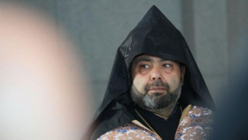 Главе Арагацотнской епархии ААЦ епископу Мкртычу Прошяну продлили арест еще на 2 месяца