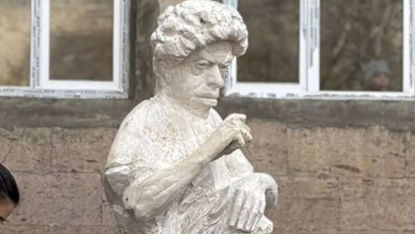 Paruyr Sevak statue to be removed from Armenian school courtyard