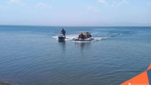 На Севане спасли 6 человек, которых унесло в озеро на водном матрасе