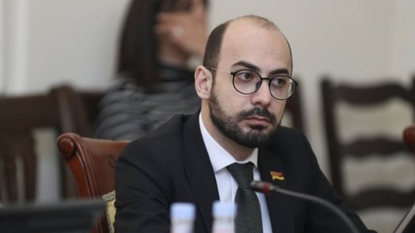 Արթուր Հովհաննիսյանի դաստիարակությամբ զբաղվելու ժամանակն արդեն վաղուց անցել է։ Բայց ես ստիպված եմ դիմել իր մայրիկին. Թովմասյան