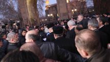 «Մի՛ հրեք, էս ինչ եք անում»․ 10 տիրադատվները ուժայինների օգնությամբ փորձում են մտնել Մայր Աթոռ
