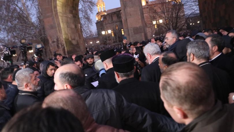 «Մի՛ հրեք, էս ինչ եք անում»․ 10 տիրադատվները ուժայինների օգնությամբ փորձում են մտնել Մայր Աթոռ