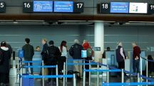 Мужчина набросился на работницу аэропорта в Дублине и съел страницу своего паспорта
