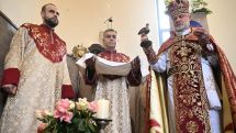 Христос родился и нам явился: в церкви Св. Вардановых Мучеников Крестным во время обряда освящения воды был выбран Артур Ванецян