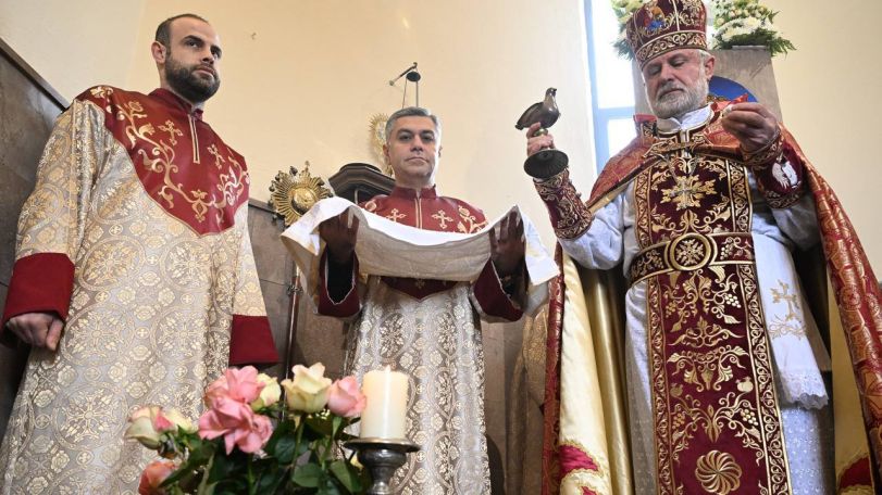 Христос родился и нам явился: в церкви Св. Вардановых Мучеников Крестным во время обряда освящения воды был выбран Артур Ванецян