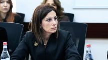 Ավանեսյանի ներկայացմամբ՝ իր ենթակայությամբ աշխատող բժիշկներ ունեն, որոնք մեկ ամսում ստանում են իրենց ստացած պարգևավճարի կրկնակին