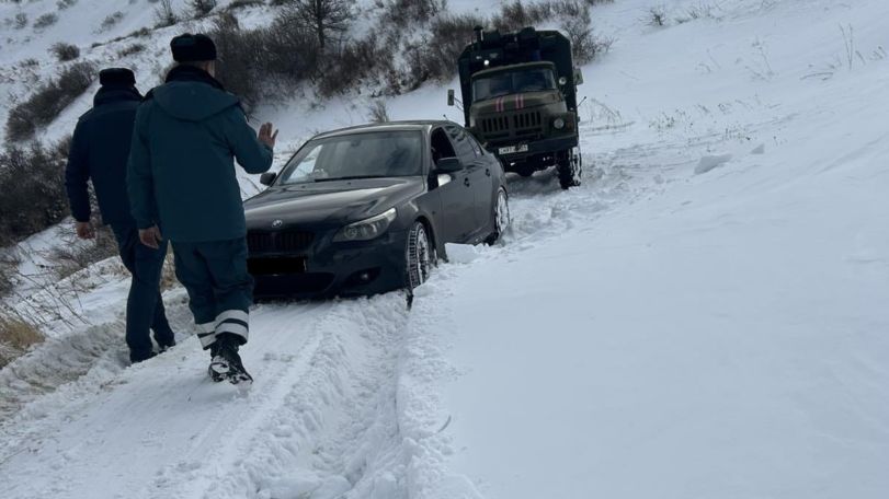 Dozens rescued after snowfall traps vehicles in Armenia