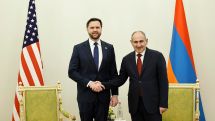Փաշինյանն առանձնազրույց է ունենում Վենսի հետ, իսկ դրսում շարունկվում է գերիների վերադարձի պահանջով բողոքի ակցիան