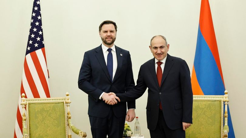 Փաշինյանն առանձնազրույց է ունենում Վենսի հետ, իսկ դրսում շարունկվում է գերիների վերադարձի պահանջով բողոքի ակցիան