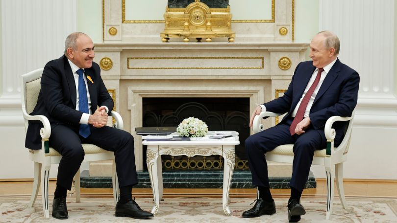 Փաշինյանը Կրեմլում կատակում է Պուտինի հետ՝ «Հայաստանում չափազանց շատ է ժողովրդավարությունը». Սասունյան