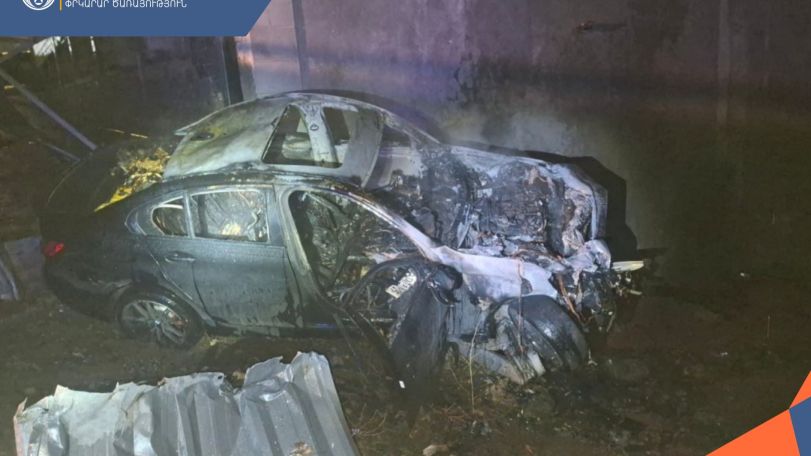 Авария у зоопарка в Ереване: BMW загорелся после удара