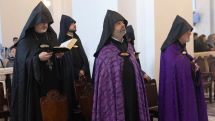 Ավագ Հինգշաբթի. Մայր Տաճարում կատարվել է Ապաշխարողաց կարգ, այնուհետև՝ Միջօրեի ժամերգություն