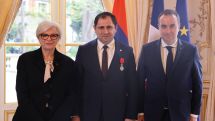 Էմմանուել Մակրոնի հրամանագրով Պապիկյանին շնորհվել է Ֆրանսիայի Հանրապետության «Պատվո լեգեոն» շքանշանը