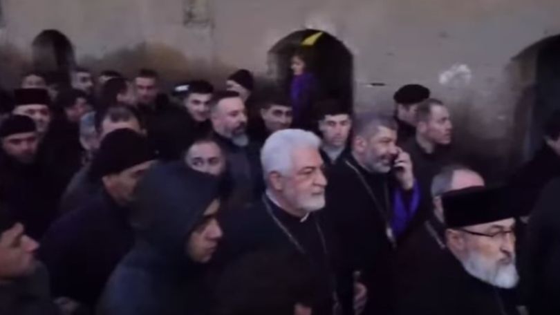 Напряженная ситуация в Первопрестольном Св. Эчмиадзине: 10 епископов прибыли в сопровождении охраны в штатском
