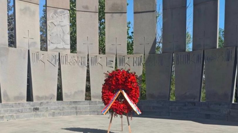 Serzh Sargsyan pays tribute to fallen soldiers at Yerablur