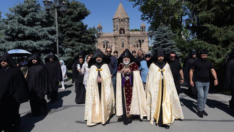 Սուրբ Հովհաննես Մկրտչի և Աթանագինե եպիսկոպոսի մասունքները տարվել են Շողակաթի վանք