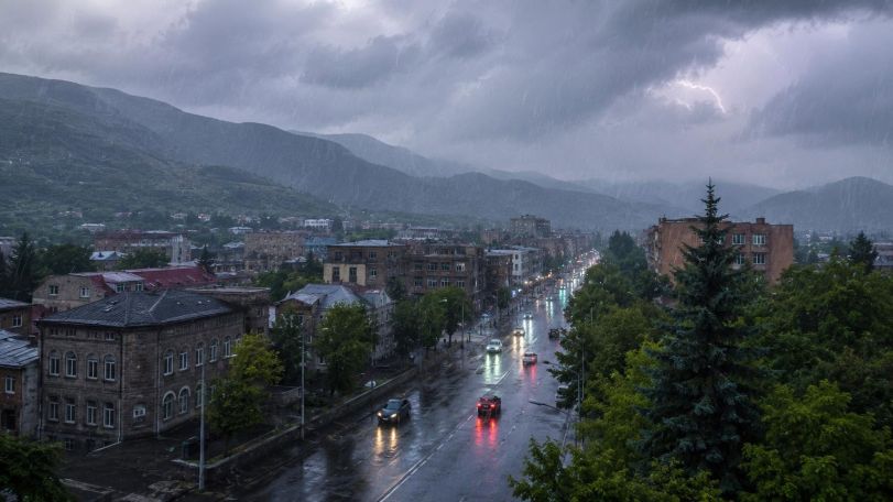 Վանաձորցիներ զգուշացե՛ք․ Առաջիկա ժամերին սպասվում են հորդառատ անձրևներ, ամպրոպ, կարկուտ
