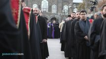 Духовная процессия во главе с католикосом Гарегином II и под скандирование «Патрирарх!» направляется в кафедральный собор