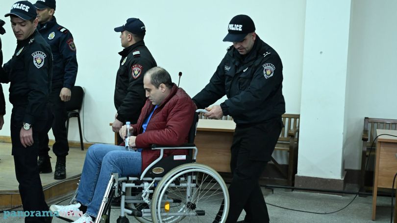 Нарека Самсоняна привезли в суд на коляске