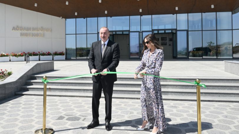 Ակնայում Ալիևը կնոջ հետ մուղամի կենտրոն է բացել