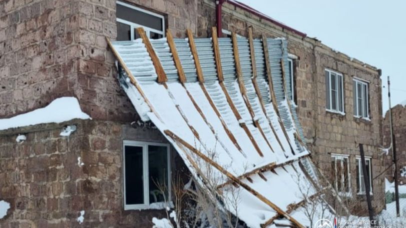 Strong winds damage roofs in Armenia