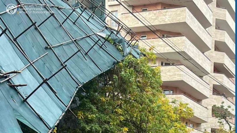 Strong winds damage trees, roofs in Yerevan