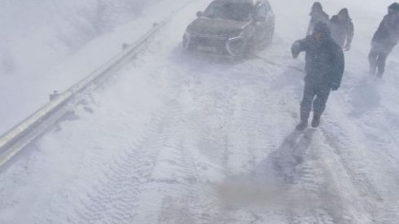 Around 80 vehicles trapped on road in Armenia