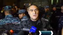 «Լրագրողնե՛ր, ճանապարհ բացե՛ք, խոչընդոտում եք»․փոխոստիկանապետը ճանապարհ է բացում՝ Ղուկասյանին տեղափոխելու համար