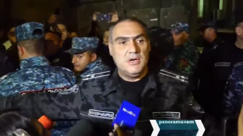 «Լրագրողնե՛ր, ճանապարհ բացե՛ք, խոչընդոտում եք»․փոխոստիկանապետը ճանապարհ է բացում՝ Ղուկասյանին տեղափոխելու համար