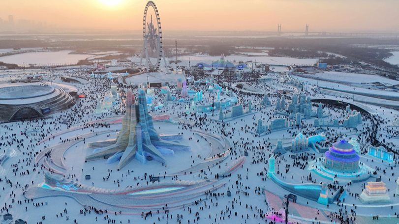Всемирно известный фестиваль льда и снега открылся в Харбине