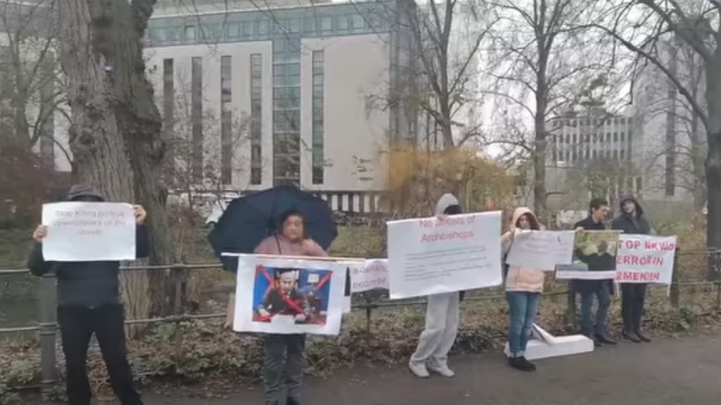 «Остановите террор в отношении армянской церкви, это позор»: армяне в Берлине встретили Пашиняна акцией протеста