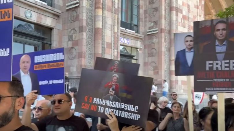 Protesters demand release of political prisoners as EU Commission chief meets Pashinyan