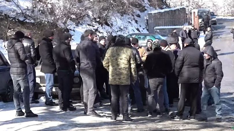 Несколько десятков сотрудников Ахталинского горно-обогатительного комбината проводят забастовку