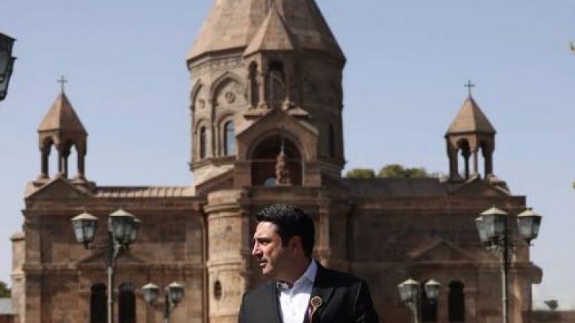 Ալեն Սիմոնյանի խոսնակը սպառնո՞ւմ է Տեր Եսայի քահանա Արթենյանին