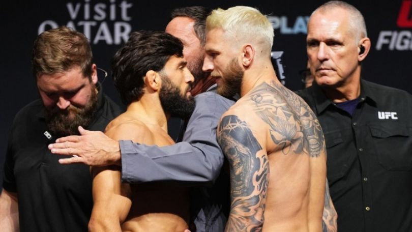 Arman Tsarukyan headbutts Dan Hooker during UFC Fight
