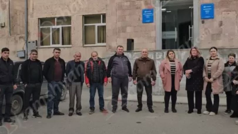 Լարված իրավիճակ՝ Արտաշատ քաղաքի «Արդշինբանկ»-ի դիմաց․ մեծ թվով քաղաքացիներ չեն կարողանում բանկում գրավադրված իրենց ոսկեղենը հետ ստանալ