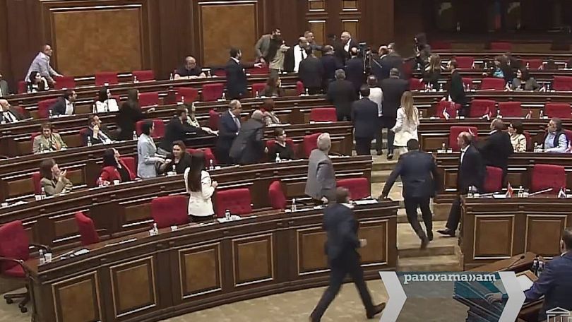 О чем шумит фракция партии власти «Гражданский договор» и какой месседж у символичной потасовки в парламенте?