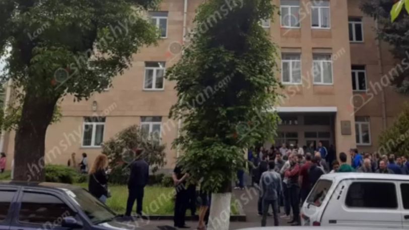 Վանաձորի դատարանից 22-ամյա տղան կրծքավանդակի մասում ստացած վնասվածքով տեղափոխվել է հիվանդանոց