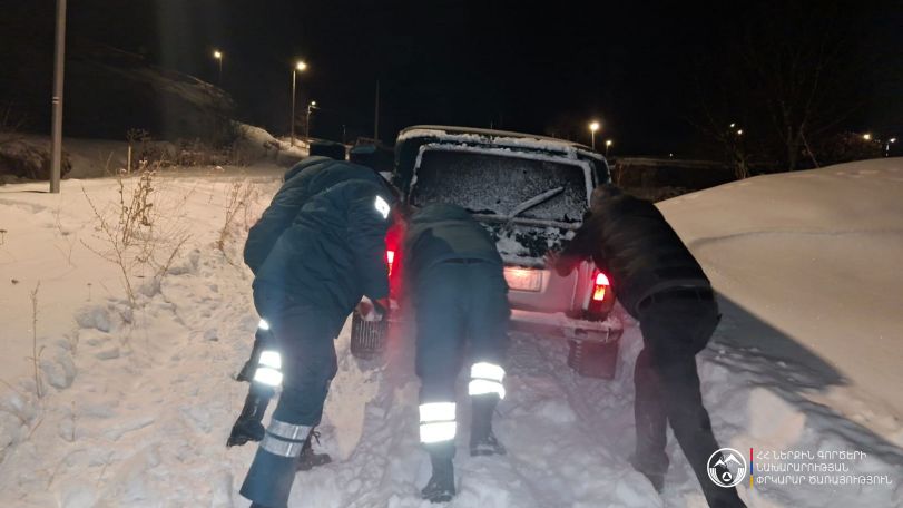 Heavy snowfall strands hundreds of vehicles in Armenia